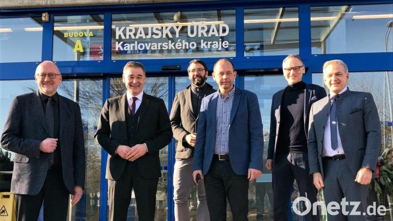 Gesprächsrunde im Bezirksamt Karlsbad mit dem Gastgeber, Bezirkshauptmann Petr Kulhánek (Bildmitte): Roland Grillmeier, Bernd Sommer, Patrik Pizinger, Peter Berek, Harald Ehm (von rechts). Bild: Euregio Egrensis/exb