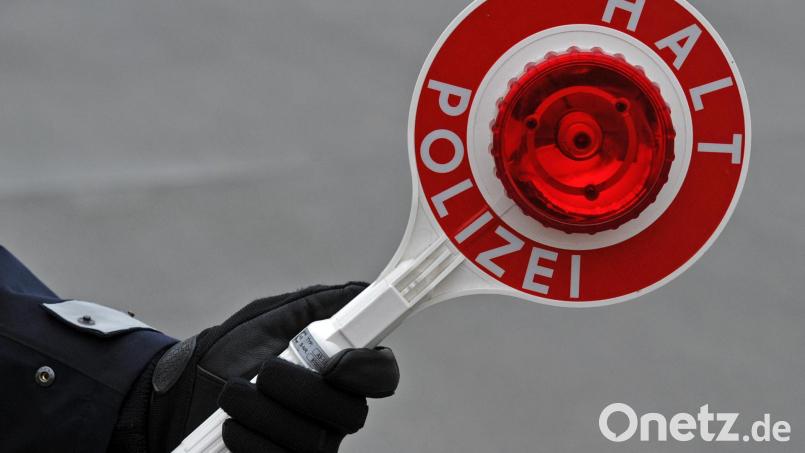 Die Polizei kontrolliert mit speziellen "Corona-Streifen" unter anderem auch die Einhaltung der nächtlichen Ausgangsbeschränkungen. Bild: Matthias Hiekel/dpa