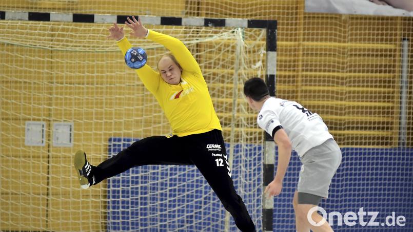 Diesen vom Forchheimer Colm Thiel (rechts) geworfenen Siebenmeter konnte der wie entfesselt aufspielende Torhüter der SG Auerbach/Pegnitz, Max-Anton Seiffert (links) mit einem Superreflex erfolgreich parieren. Bild: Hubert Ziegler