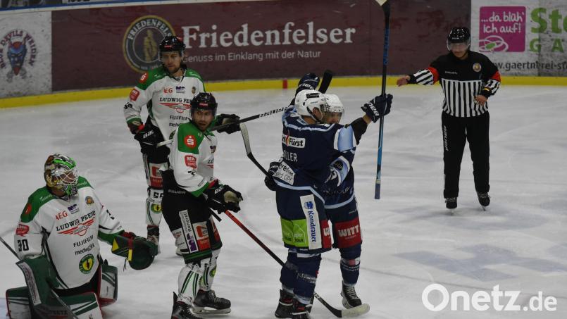 Am vergangenen Freitag bejubelten die Blue Devils mit 4:2 gegen Höchstadt den sechsten Sieg in Folge (Szene). Am Dienstag gastiert der Spitzenreiter der Oberliga Süd zum Top-Spiel beim Tabellendritten Starbulls Rosenheim. Archivbild: gb