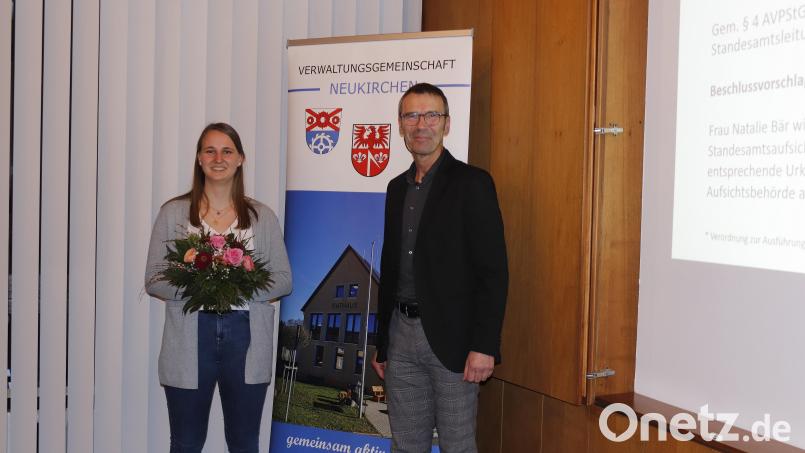 Natalie Bär ist die neue Standesbeamtin und gleichzeitig stellvertretenden Standesamtsleiterin in Neukirchen. Peter Achatzi, Vorsitzender der Verwaltungsgemeinschaft und Verwaltungschef, überreichte ihr einen Blumenstrauß. Bild: mfh