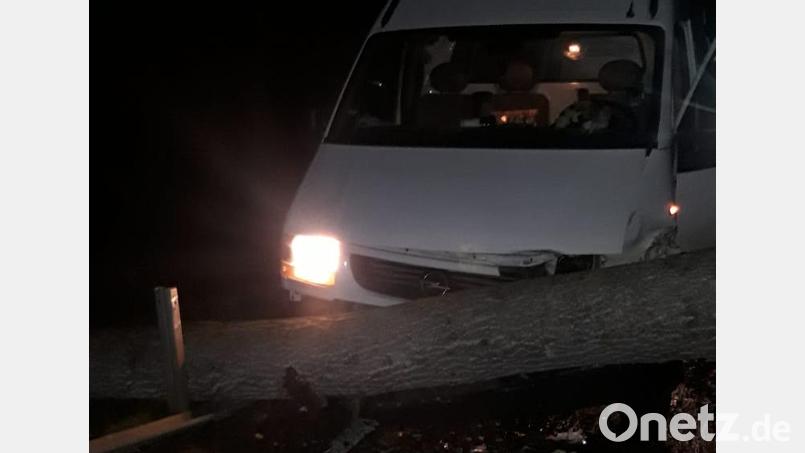 Der Fahrer des Kleintransporters konnte dem Baum nicht mehr ausweichen und krachte frontal dagegen. Bild: FF Kaspeltshub-Stefan Weber/exb