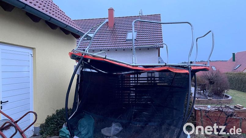 Sturmtief Antonia hat nur wenige Schäden angerichtet. Mancherorts flogen aber Trampoline durch die Gegend - wie hier in Ebermannsdorf (Kreis Amberg-Sulzbach). Bild: Alexander Unger