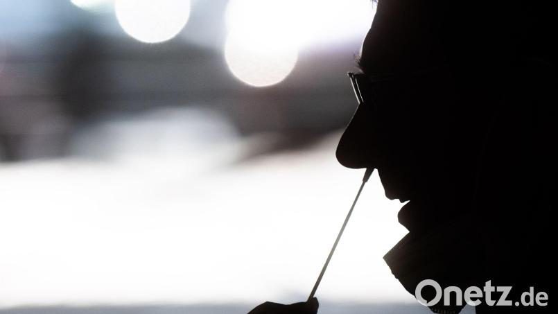 Zum Wochenstart meldet das Robert-Koch-Institut geringer Infektionszahlen für den Landkreis Amberg-Sulzbach und die Stadt Amberg. Symbolbild: Julian Stratenschulte