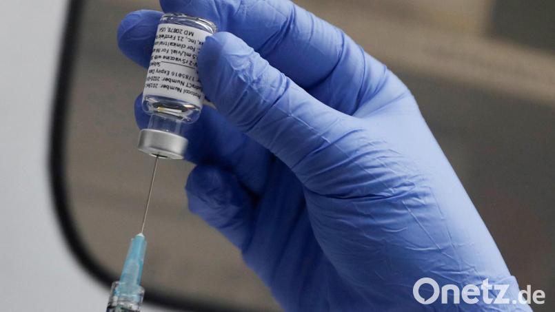 Ein medizinischer Mitarbeiter bereitet eine Dosis mit dem Corona-Impfstoff von Novavax vor. Wann der neue Impfstoff im Raum Amberg-Sulzbach zur Verfügung steht, ist noch nicht klar. Bild: Alastair Grant/dpa