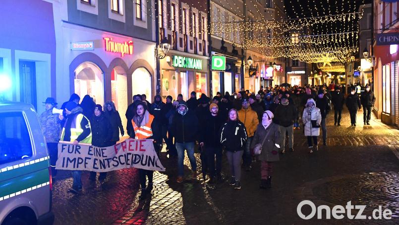 Bei den Corona-Demos, wie hier im Januar, ziehen bis zu 1000 Menschen durch die Amberger Altstadt. Der damit verbundene Lärm und die Behinderungen nerven inzwischen viele Bürger. Archivbild: Petra Hartl