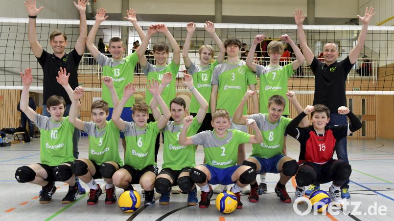 Die Volleyball-Jungs der U16 des VC Amberg (hinten von links): Trainer Thomas Schaller, Leo Rester, Xaver Müller, Paul Roggenhofer, Sebastian Helm, Laurenz Mecke und Trainer Stefan Franz. Vorne von links: Max Lobedan, Lukas Franz, Philipp Gießmann, Finn Martin, Ben Kühnert, Lionel Schaller und Korbinian Rumpler. Bild: Hubert Ziegler
