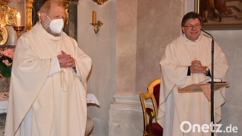Pfarrer Günter Müller (rechts) predigte bereits zum 15. Mal beim Resl-Gebetstag in Konnersreuth. Mit am Altar stand Pfarrseelsorger Pater Benedikt Leitmayr. Bild: jr
