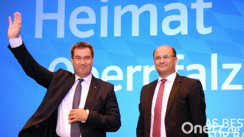 Söder baut sein Kabinett um - der Oberpfälzer Füracker (rechts) sitzt aber fest im Sattel. Hier die beiden beim Bezirksparteitag im Sommer 2018 in Amberg. Archivbild: Stephan Huber