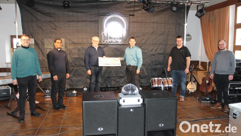 Thomas Ebnet (Dritter von links) freut sich mit Pfarrer Pater John Subash Vincent (Zweiter von links) über die vom Vokalensemble &quot;Bertomijo&quot; übergebene Spende von 1200 Euro. Bild: pi