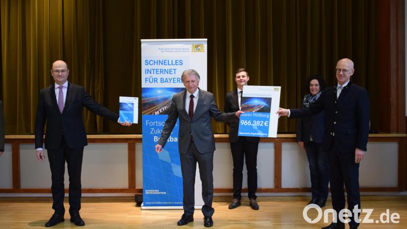 Finanzminister Albert Füracker (links) übergab den Förderbescheid in Höhe von über 966.000 Euro für den Gigabit-Ausbau in Plößberg persönlich. Bild: szl