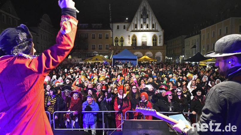 Die Hexennacht auf dem Amberger Marktplatz mit der Band Quertreiber war ein Publikumsmagnet. Nun werden schöne Bilder von der Veranstaltung gesucht. Bild: Petra Hartl