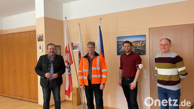 Bürgermeister Frank Zeitler, Geschäftsstellenleiter Thomas Prey und der Leiter des Personalwesens der VG, Bernhard Eckl (von links), gratulieren Rudi Scharf (Zweiter von links) zum Jubiläum. Bild: Marko Pammer/Stadt Nabburg/exb