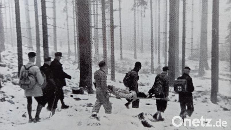 Zunächst eine Art Sittenpolizei im Gebirge, traten die Mitglieder der Bergwacht bald an, um verletzte Wanderer aus unwegsamen Gelände zu bringen. Bild: Archiv Fichtelgebirgsverein/exb