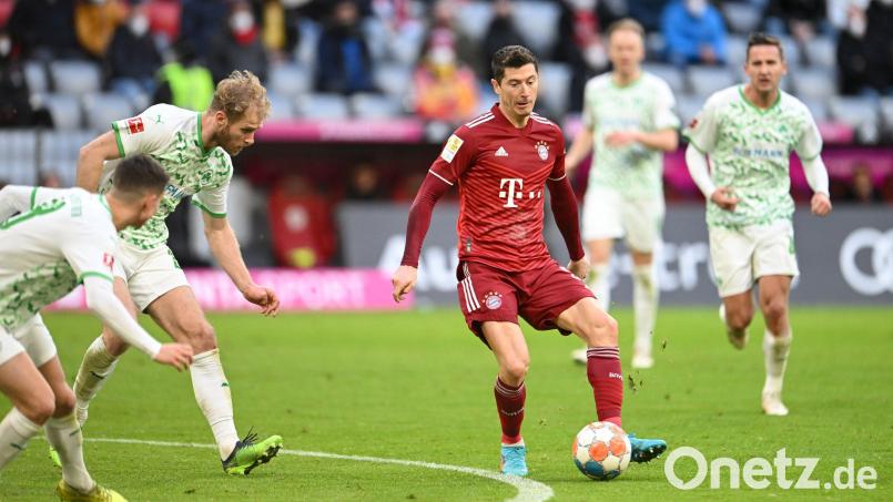Überall Fürther, doch Robert Lewandowski bleibt ganz cool: Der Pole traf beim 4:1 zwei Mal für die Bayern. Bild: Tobias Hase/dpa