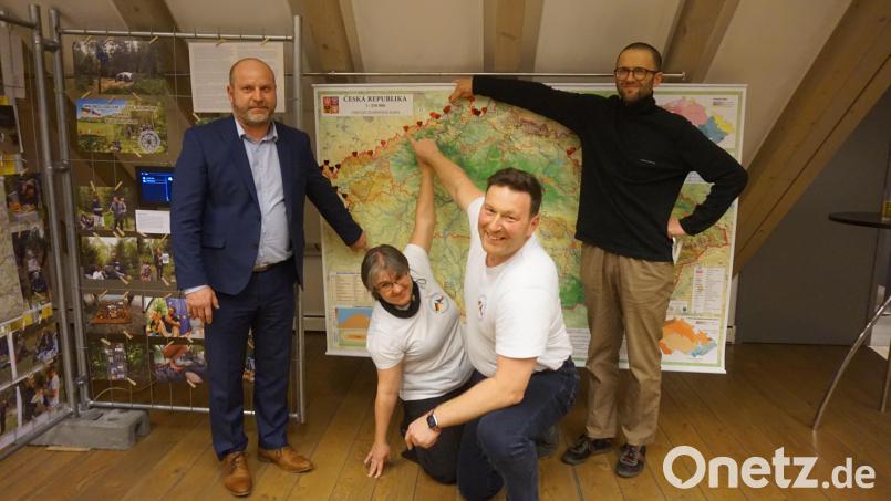 Viele rote Punkte zeigen auf einer Karte die Samstagaktionen an der Grenze. Gäste bei der Ausstellungseröffnung im CeBB waren (von links) Bürgermeister Václav Bernard, Kuratorin Lenka Šaldová, Lars Helbig und Initiator Jan Kvapil. Bild: eib