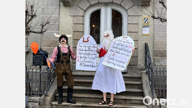 Moses mit den elf Bärnauer Geboten und der Fischersmann mit Stierhelm vorm Rathaus. Bild: Schlüsselclub/exb