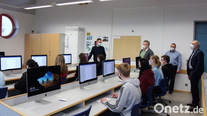 Landrat Roland Grillmeier (rechts) ließ sich in der Kemnather Realschule in die digitalen Feinheiten einweihen. Bild: stg