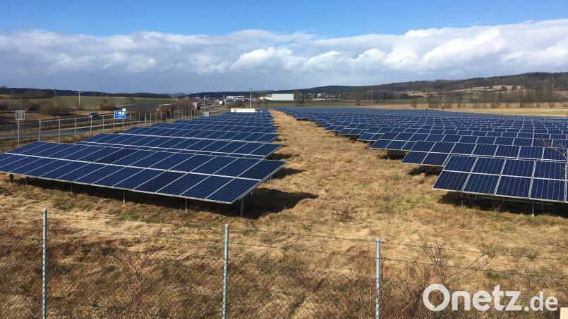 Die Photovoltaik-Anlage an der A 93 bei Perschen gehört der Bemo. Bürger erzeugen so grünen Strom und profitieren von der Dividende. Sie lag 2021 bei zwei Prozent pro Anteil. Bild: ihl