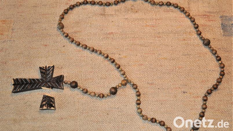 Das zerbrochene Kreuz hat Franz Neblich wieder repariert. Bild: Neblich/exb