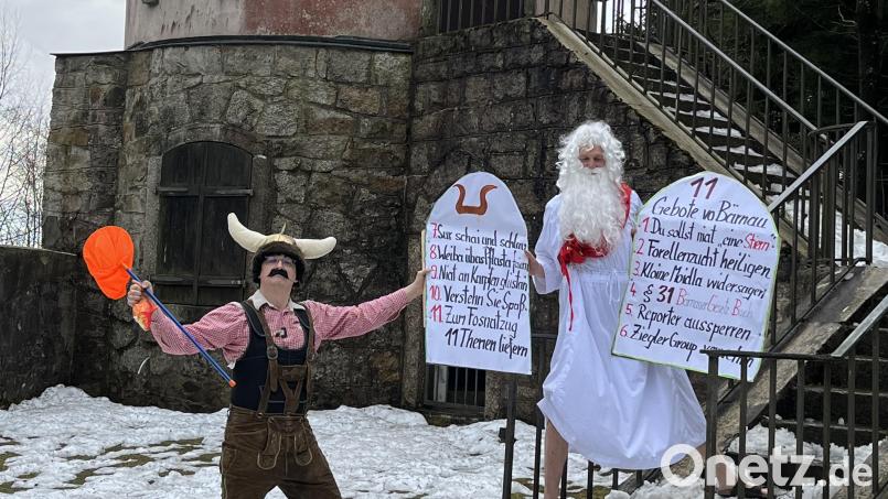 Moses mit den elf Bärnauer Geboten und dem Fischersmann mit Stierhelm vorm Grenzlandturm. Bild: Schlüsselclub/exb
