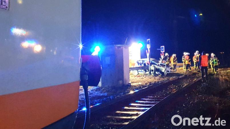Obwohl das Auto nur noch Schrottwert hat, wurde der Fahrer des Fiesta beim Unfall am Bahnübergang Waldmünchen nur leicht verletzt. Bild: Feuerwehr Landkreis Cham