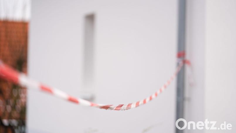 Polizeiabsperrband ist vor dem Haus in Mistelbach angebracht. Bild: Nicolas Armer/dpa