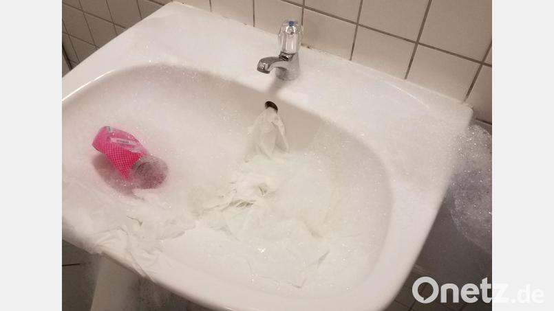 Seife ausgekippt und das Wasser laufen gelassen: Jetzt greift die Stadt im öffentlichen WC ein. Bild: Marko Pammer/exb