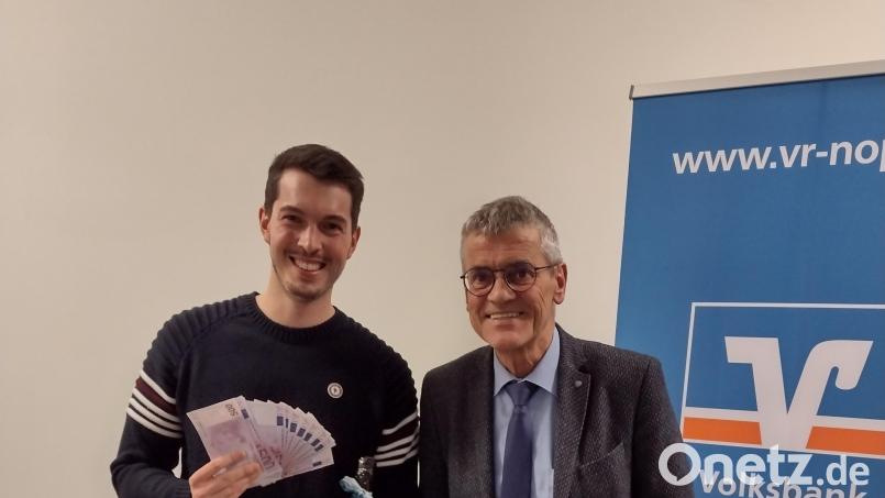 Stephan Bodensteiner aus Floß (links) strahlte übers ganze Gesicht, als er die große Geldsumme in den Händen hielt, die ihn Regionalmarktleiter Anton Zilbauer überreichte. Bild: dob