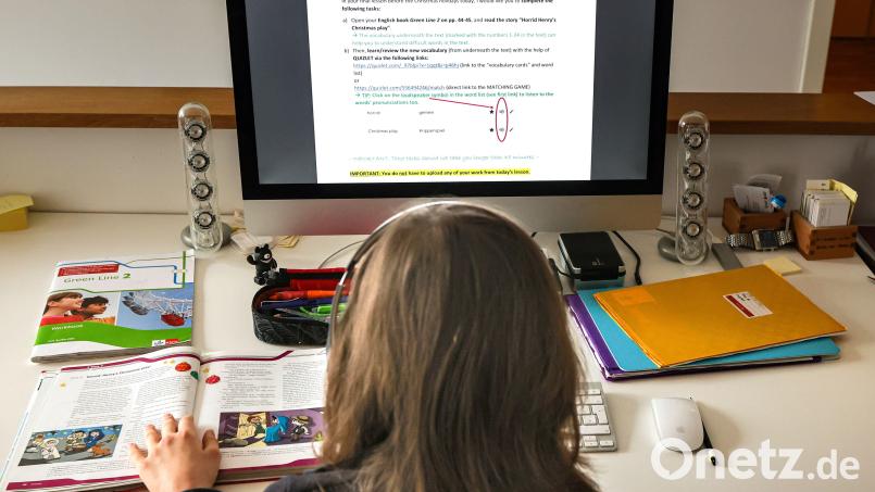 Schüler im stillen Kämmerlein: Ein Kind löst am Computer seine Schulaufgaben. Symbolbild: Ulrich Perrey/dpa