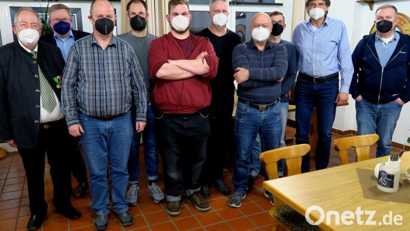 Schriftführer Thomas Amann (rechts) und Ausschussmitglied Günter Eichinger (Vierter von rechts) wurden mit der goldenen bzw. silbernen Ehrennadel ausgezeichnet. Außerdem hat die 513 Mitglieder zählende FSG einen großen Gesellschaftsausschuss, in dem diese Männer wieder- bzw. neugewählt wurden (weiter von rechts): Werner Pettinger, Andreas Hiltl, Stefan Scherber, Tobias Bläßius und Michael Fillenberg. Von links Präsident Hanns Peter Oechsner, OB Michael Cerny und Schützenmeister Peter Hüttner, der kommissarisch auch das Amt des Sportleiters übernahm. Bild: Heinrich Fraunholz/exb
