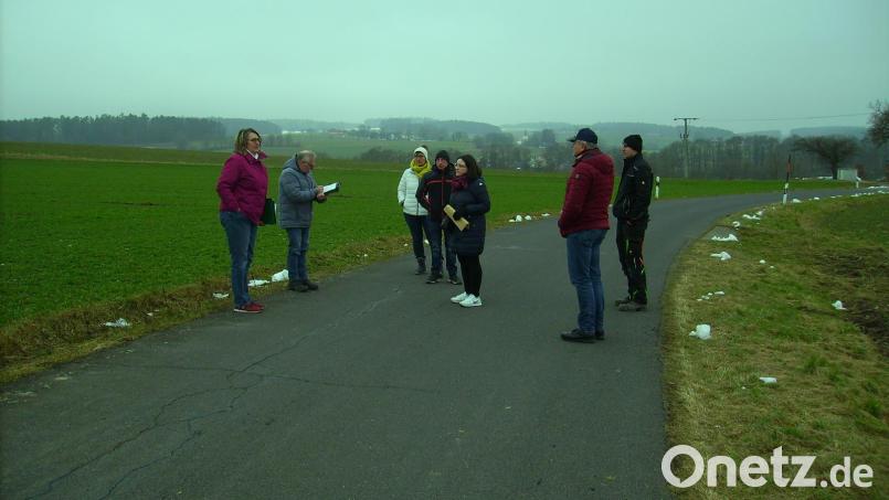 Den wenigen nächtlichen Spaziergängern auf dem Kirschbaumackerweg wird die Gemeinde kein Licht aufstecken: Der Bauausschuss (hier beim Ortstermin) hielt die Aufstellung von Straßenlaternen nicht für erforderlich, das Ratsplenum teilte diese Einschätzung. Bild: bjp