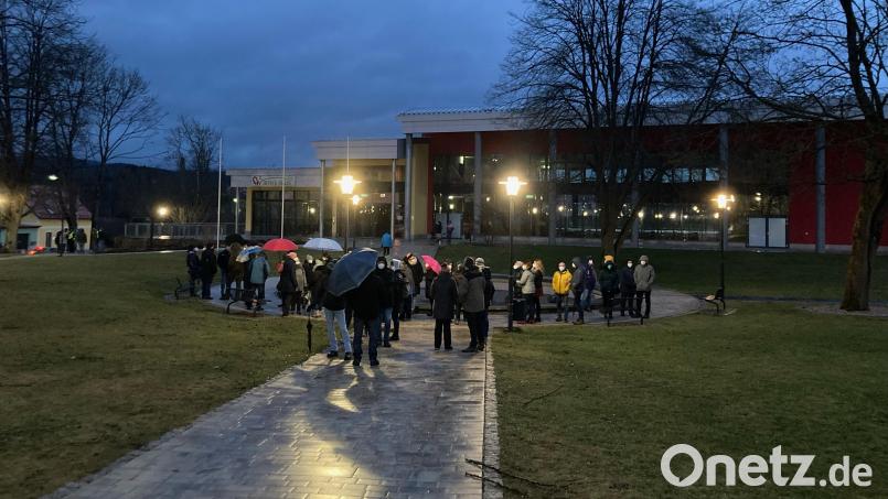Am Sonntag war das Bündnis "Solidarisches Erbendorf" wieder im Stadtpark. Es waren nach Angaben der Polizei rund 50 Personen gekommen. Bild: Michael Thomas/exb
