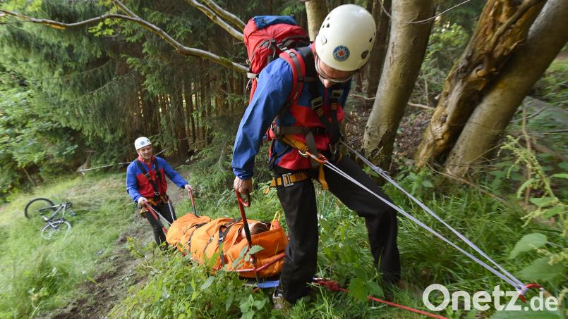 Einsatzkräfte der Bergwacht trainieren regelmäßig bei Übungen, um auf alle Einsatzszenarien vorbereitet zu sein. Symbolbild: Swen Pförtner/dpa