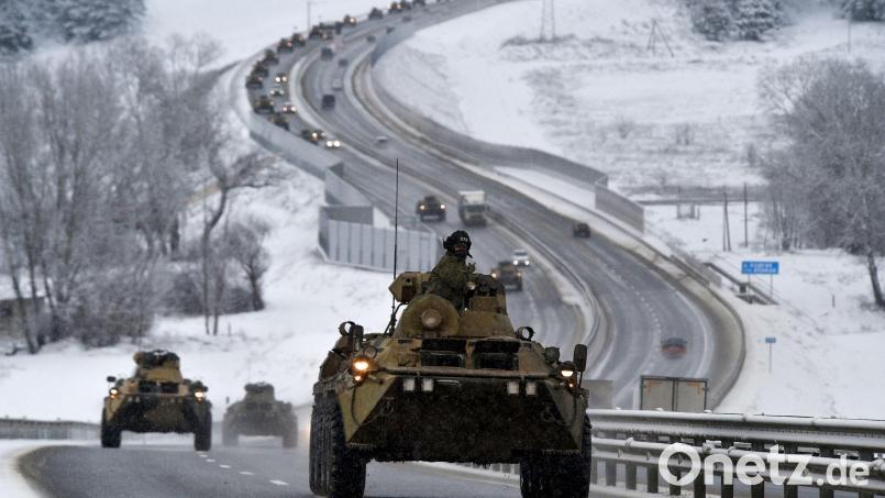 Russland hat Truppen mit Panzern und anderen schweren Waffen im Grenzgebiet zur Ukraine zusammengezogen. Bild: Uncredited/AP/dpa