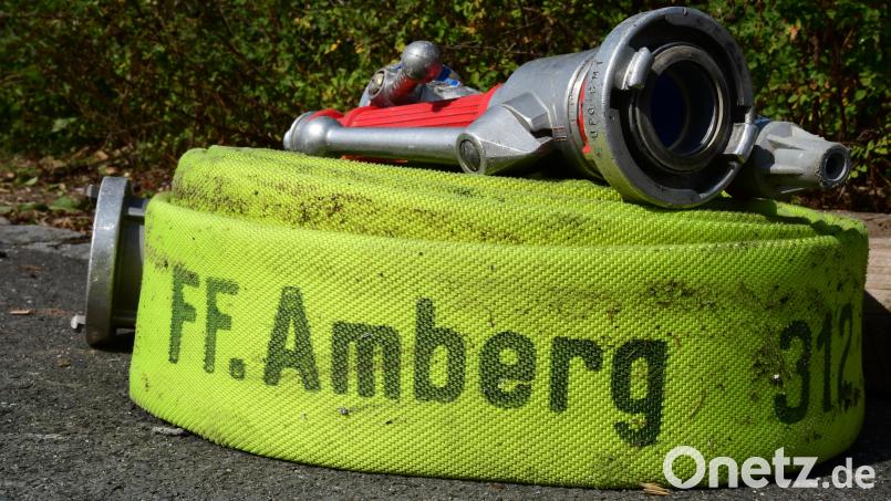 Die Feuerwehr Amberg musste am Dienstag zu einem Fahrzeugbrand in der Von-der-Sitt-Straße ausrücken. Bild: Petra Hartl