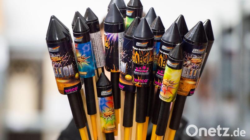 Feuerwerkskörper sind zu sehen. Symbolbild: Christophe Gateau/dpa