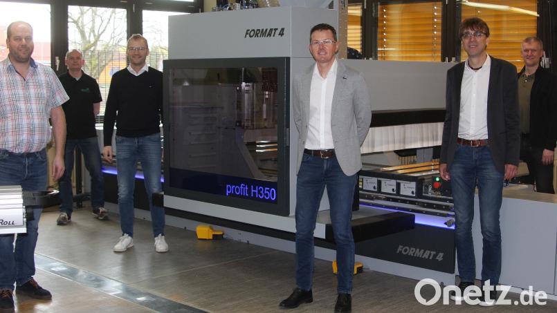 Das neue CNC-Bearbeitungszentrum in den Holzwerkstätten am BSZ Wiesau wurde vor wenigen Tagen in Betrieb genommen. Mit dabei waren (von links) Jürgen Böckl, Thomas Gradl , Michael Heinzmann, Jürgen Stebegg, Schulleiter Thomas Metzler und Peter Schaller. Bild: wro