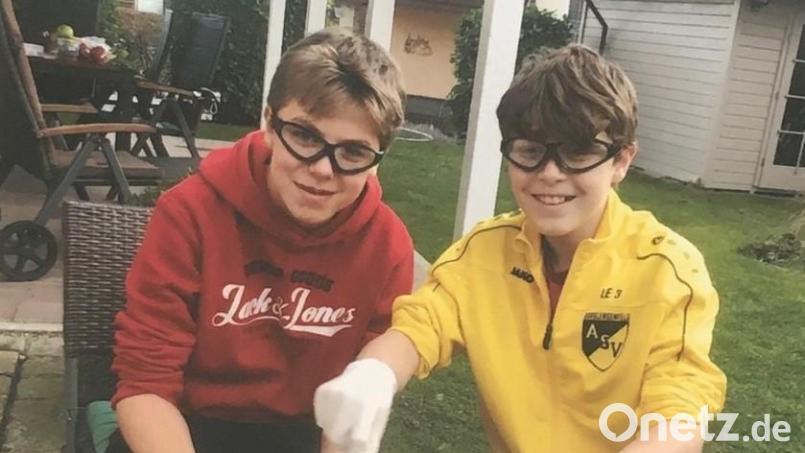 Linus Eisenhut (13) und Niklas Bitter (13) haben sich gegen 14 Bewerber in der Kategorie Chemie durchgesetzt. Sie haben ein Verfahren entwickelt, bei dem Obst und Gemüse mit einem abwaschbaren Verpackungsstoff ummantelt werden kann, so dass kein Plastikmüll entsteht. Bild: Ostbayerische Technische Hochschule/exb