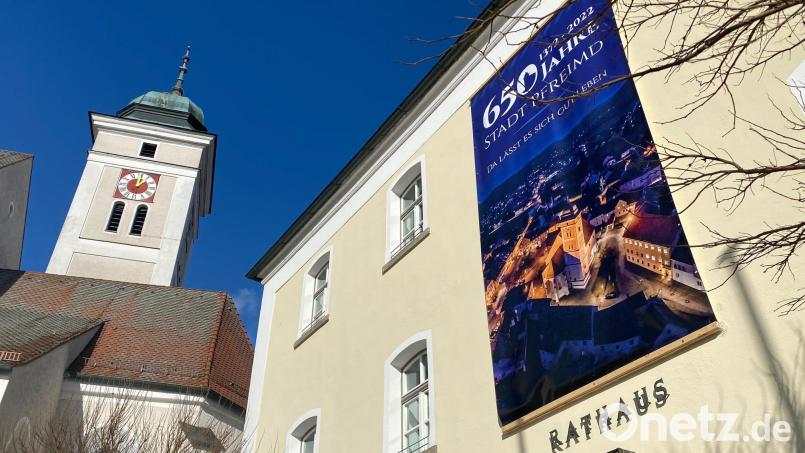 Am Pfreimder Rathaus prangt seit Jahresbeginn eine großes Transparent, das auf das Stadtjubiläum verweist. Bild: cv