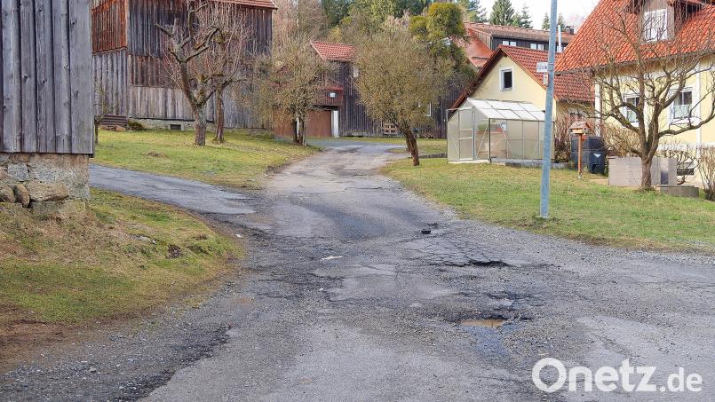 An der Abzweigung Weißensteiner Weg im Ortsteil Frauenreuth beginnt der Voglherdweg. Im Sommer soll bereits der Baubeginn zur Instandsetzung erfolgen. Die derzeitige Kostenschätzung beläuft sich auf 71.000 Euro für die Wasserleitung und 238.000 Euro bei der Straßeninstandsetzung. Bild: bsc