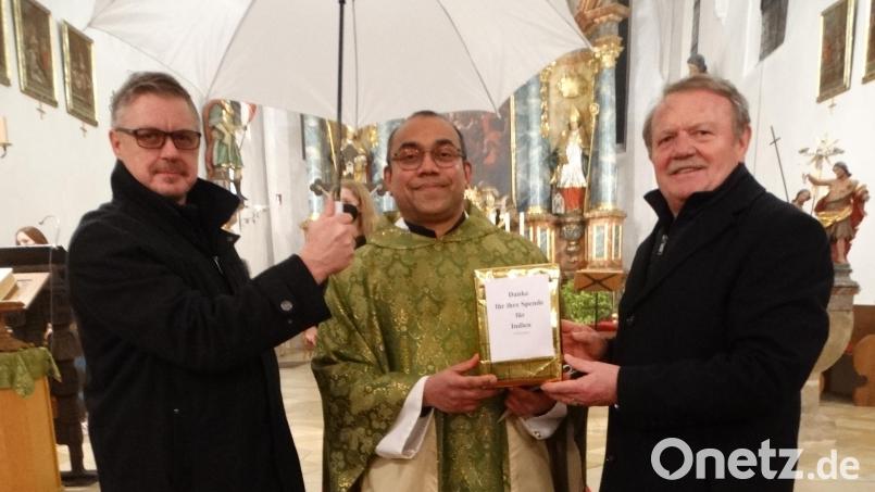 Mit Spende und gut beschirmt in den Heimaturlaub (von links): stellvertretender Pfarrgemeinderats-Sprecher Norbert Klier, Pater Jimmy Joseph und Pfarrgemeinderats-Sprecher Werner Prechtl. Bild: ct