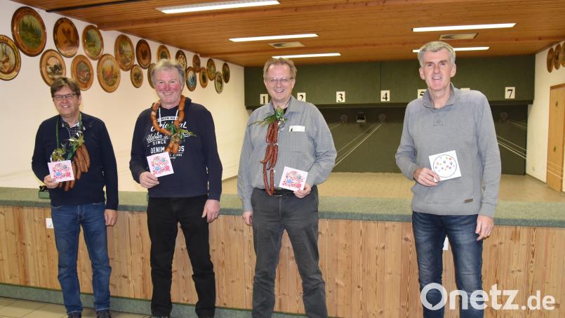 Die Schützengesellschaft Drei Mohren Poppenricht trägt ein Faschingsschießen aus (von links): Schießleiter Lothar Mehringer (Sieger beim Faschingsschießen), Schützenmeister Robert Geitner (Zweitplatzierter), Reiner Hoffmann (Drittplatzierter) und Faschingskönig Gerhard Lotter. Bild: Reiner Hoffmann/exb