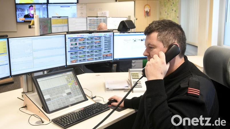 Egal, ob Vergiftung, Brand oder Krankentransport. Marcus Christoph und seine Kollegen bei der Integrierten Leitstelle Weiden sind die ersten Ansprechpartner für alle, die den Notruf 112 wählen. Symbolbild: Gabi Schönberger