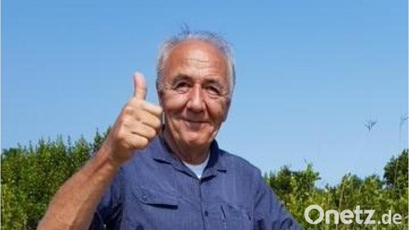 Daumen hoch für ein abwechslungsreiches Leben. Dr. Reinhard Trottmann liebte Afrika und seine Landschaft. Bild: Birgit Trottmann/exb