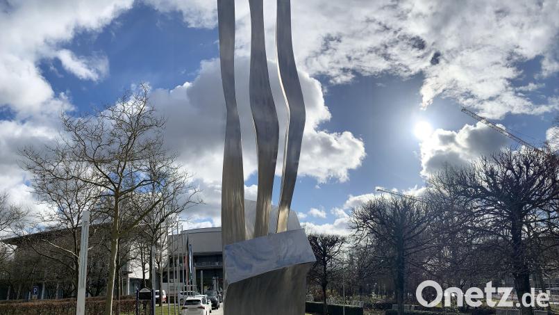 Vor der Max-Reger-Hall begrüßt die &quot;Weidener Welle&quot;, eine Skulptur aus Chrom, Nickel und Stahl die Besucher. Laut Ex-OB Hans Schröpf ist sie &quot;ein Wahrzeichen für Weidens kulturelle Aufgeschlossenheit.&quot; Das hat 400.000 Euro gekostet. Der Entwurf stammt von Otto Wesendonck aus Waakirchen im Landkreis Miesbach. Bild: Gabi Schönberger