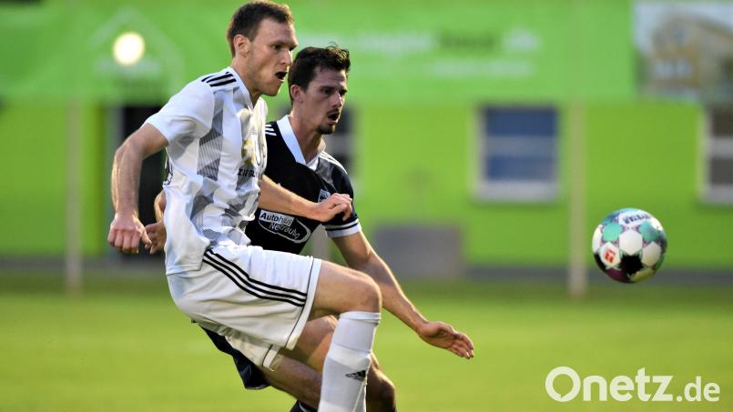 Die SpVgg SV Weiden (links Sven Kopp) bleibt zwangsweise in der Winterpause. Das Heimspiel gegen die SpVgg Osterhofen wurde wegen Coronafällen beim Gegner auf Dienstag, 8. März, verlegt. Bild: Alfred Schwarzmeier