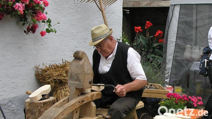 Josef Kindl aus Gebhardsreuth pflegte die alte Handwerkskunst wie das Holzschuh- und Rechenmachen. Archivbild: gi