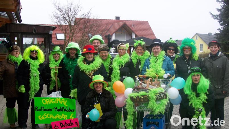 Die Marktweiber mit ihren neongrünen Federboas sind seit 15 Jahren immer zur Faschingszeit unterwegs. Bild: gz