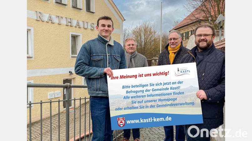 Robin Hecht und Reinhard Herr von der Verwaltung, Planer Klaus Stiefler und Bürgermeister Hans Walter (von links) wollen die Meinung der Bürger hinsichtlich der künftigen Entwicklung der Gemeinde Kastl wissen. Bild: Gemeinde Kastl b. Kemnath/exb